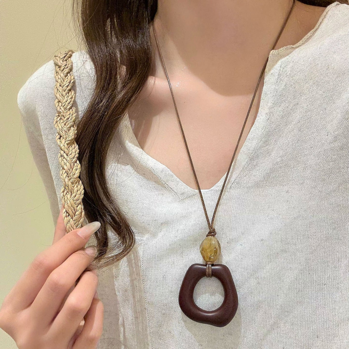 Collana con ciondolo geometrico in acrilico stile retrò da donna con charm in lega, fatta a mano, catena a strati alla moda minimalista