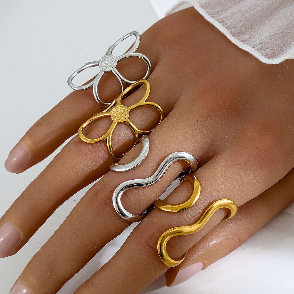 Anillo de acero de titanio abierto con diseño floral dulce y atrevido y pendientes de acero inoxidable con acabado chapado