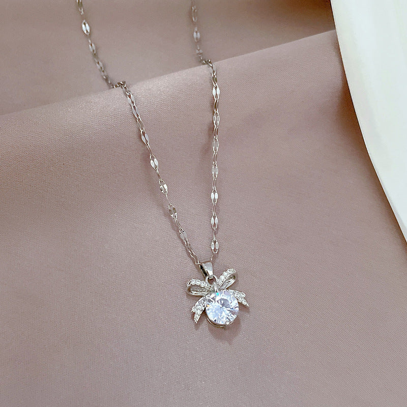 Collar de lujo con colgante de mariposa de acero de titanio para mujer con diseño geométrico y delicada cadena de medallón