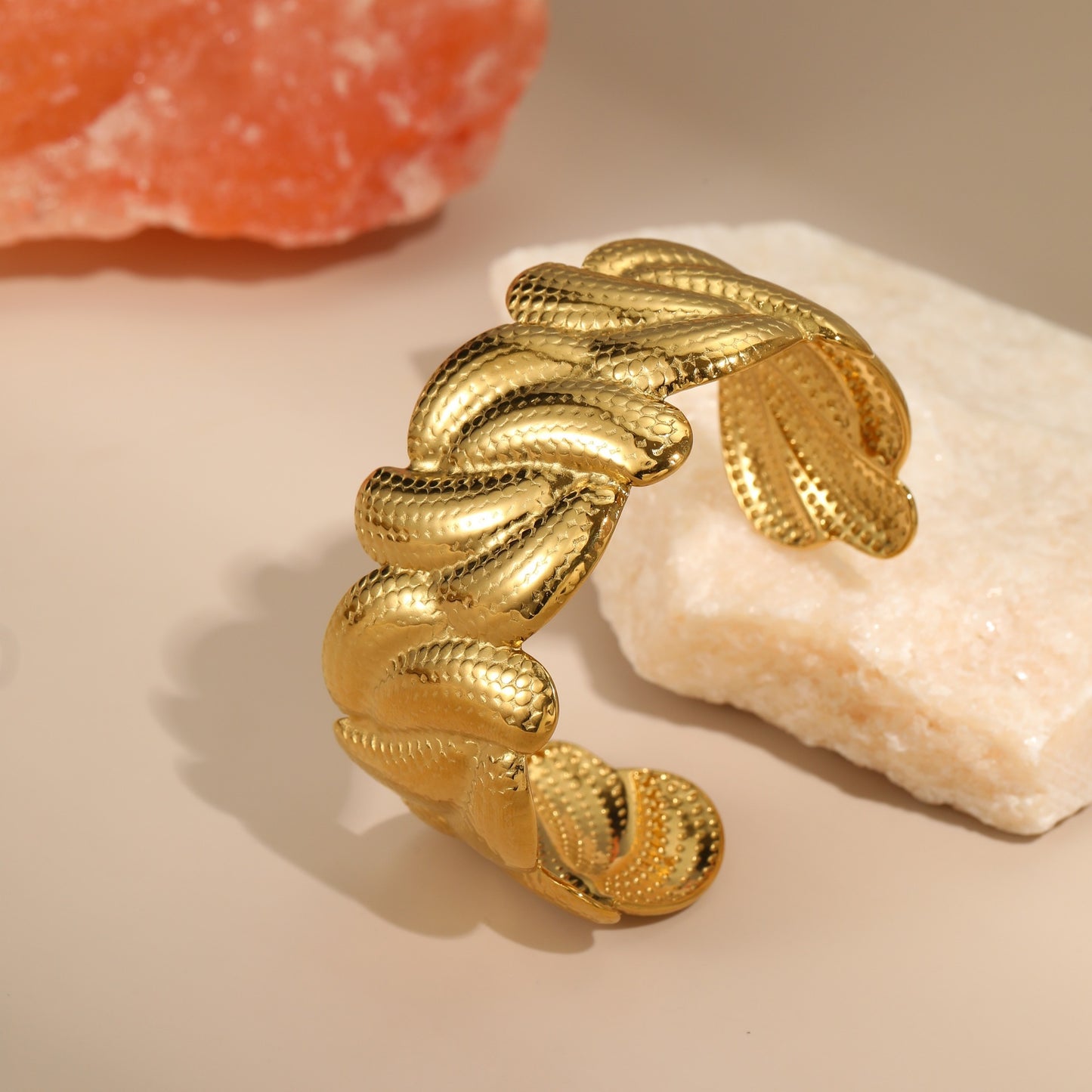 Bracciale alla moda con motivo geometrico in acciaio al titanio placcato oro 18K da donna, gioiello a bracciale aperto regolabile
