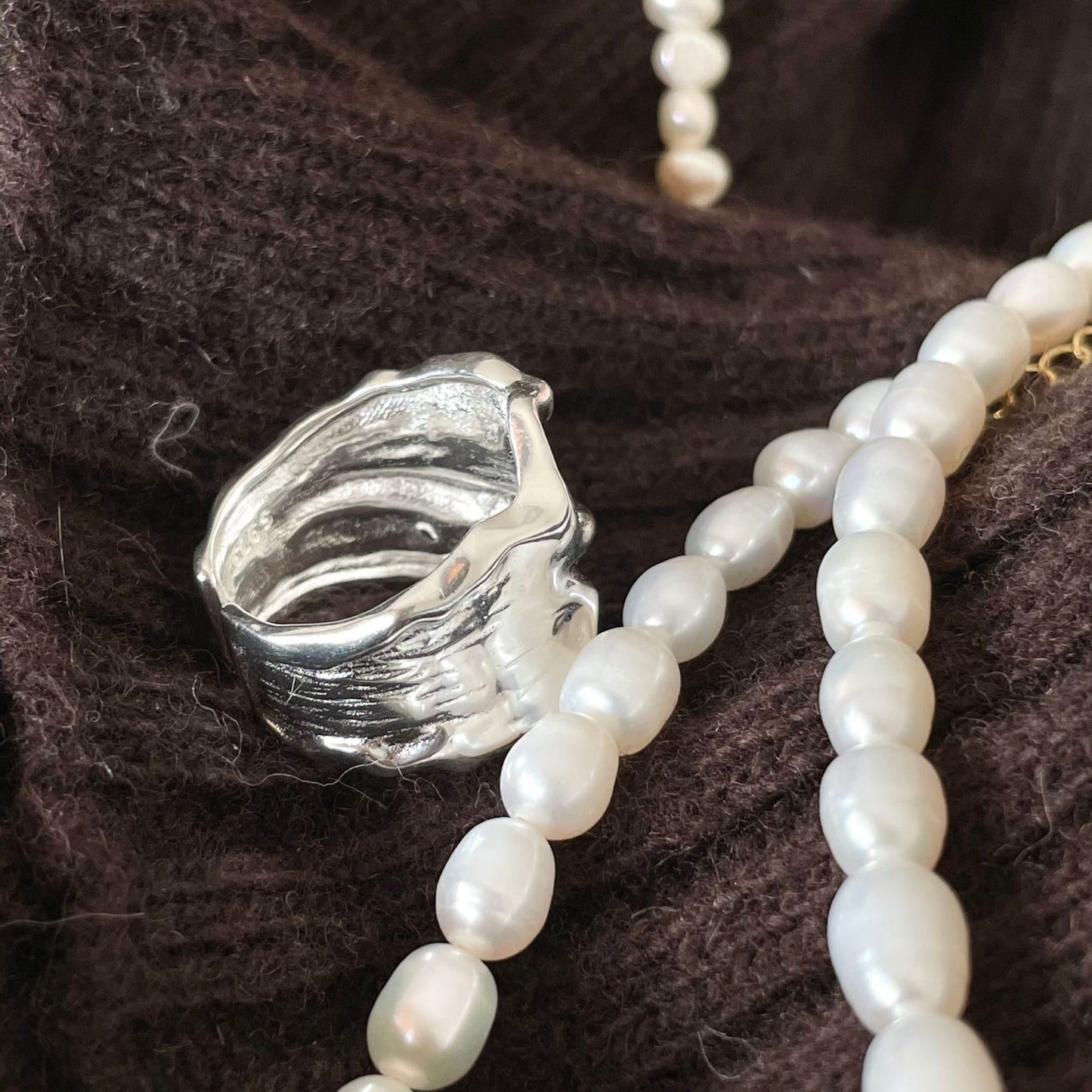 Anillo de plata de ley 925 de estilo moderno con diseño geométrico y banda ancha para mujer