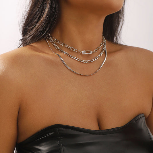 Collana con pendente geometrico dolce e grintoso con strass micro-pavé, base in lega di ferro galvanizzata, delicata catena clavicolare per donne