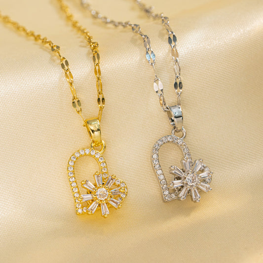 Collana con Pendente Rotante a Cuore con Fiocco di Neve da Donna in Acciaio al Titanio con Intarsi di Strass su Catena Ondulata Design Geometrico Minimalista