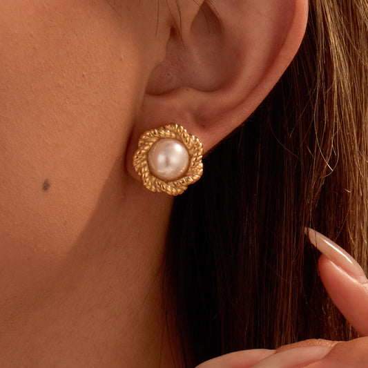 Elegantes pendientes de perlas con diseño floral trenzado de acero inoxidable chapado en oro para mujer con diseño geométrico y acabado de lujo