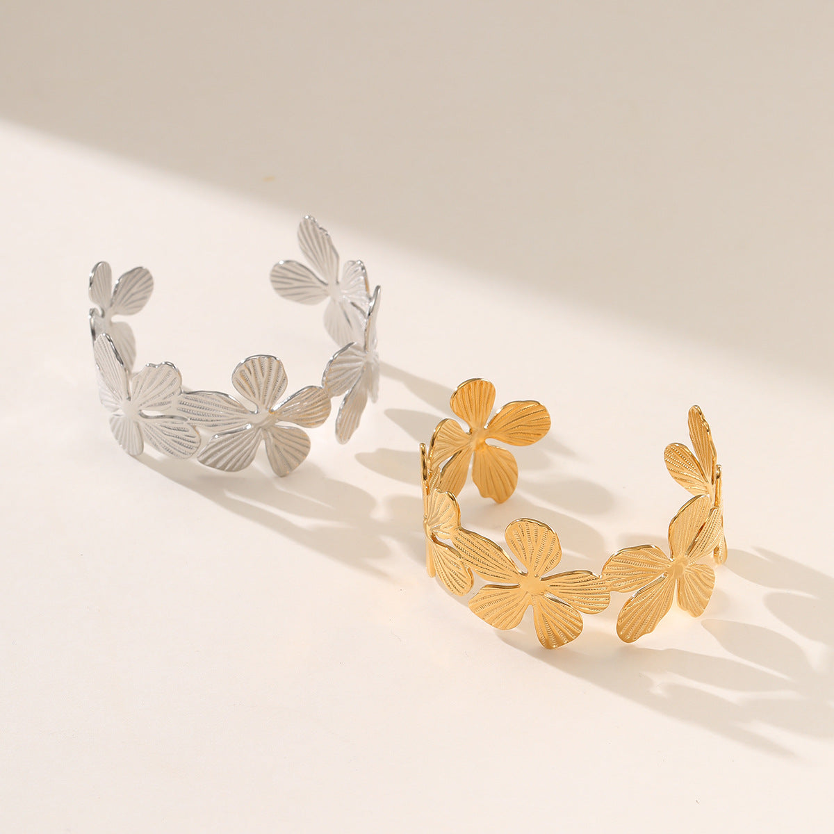 Pulsera de acero inoxidable chapado en oro de 18 quilates con pétalos de flores de moda para mujer