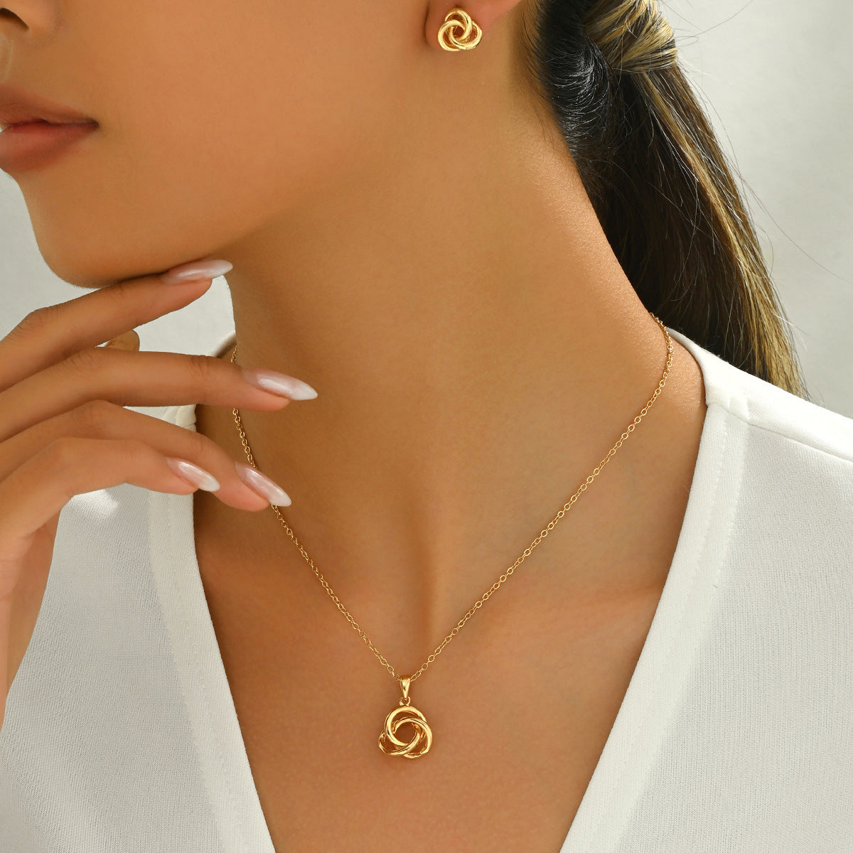 Conjunto de collar y pendientes de aleación con aros redondos geométricos entrelazados para mujer con cadena larga hasta la clavícula