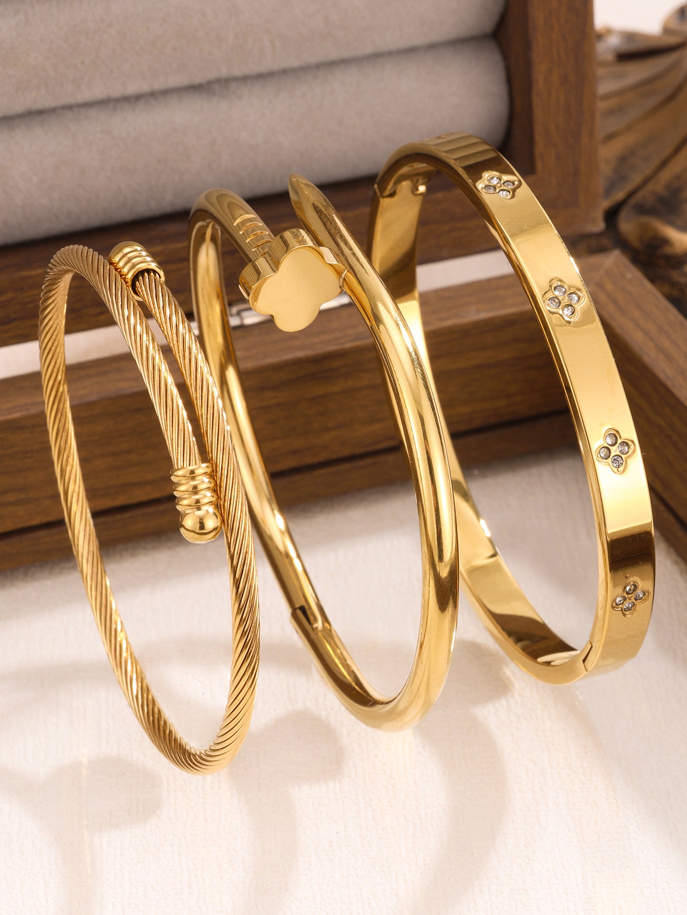 Juego de pulseras de acero inoxidable con trébol de cuatro hojas, incrustaciones de diamantes de imitación y chapado en oro al vacío de 18 quilates, estilo minimalista y a la moda