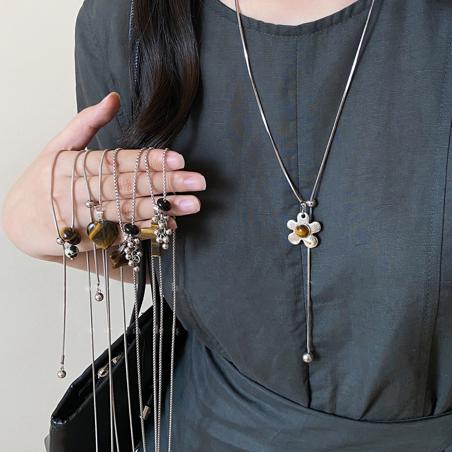Collana con ciondolo geometrico minimalista in acciaio inossidabile con perle di occhio di tigre da donna, catena leggera casual per maglione con finitura placcata