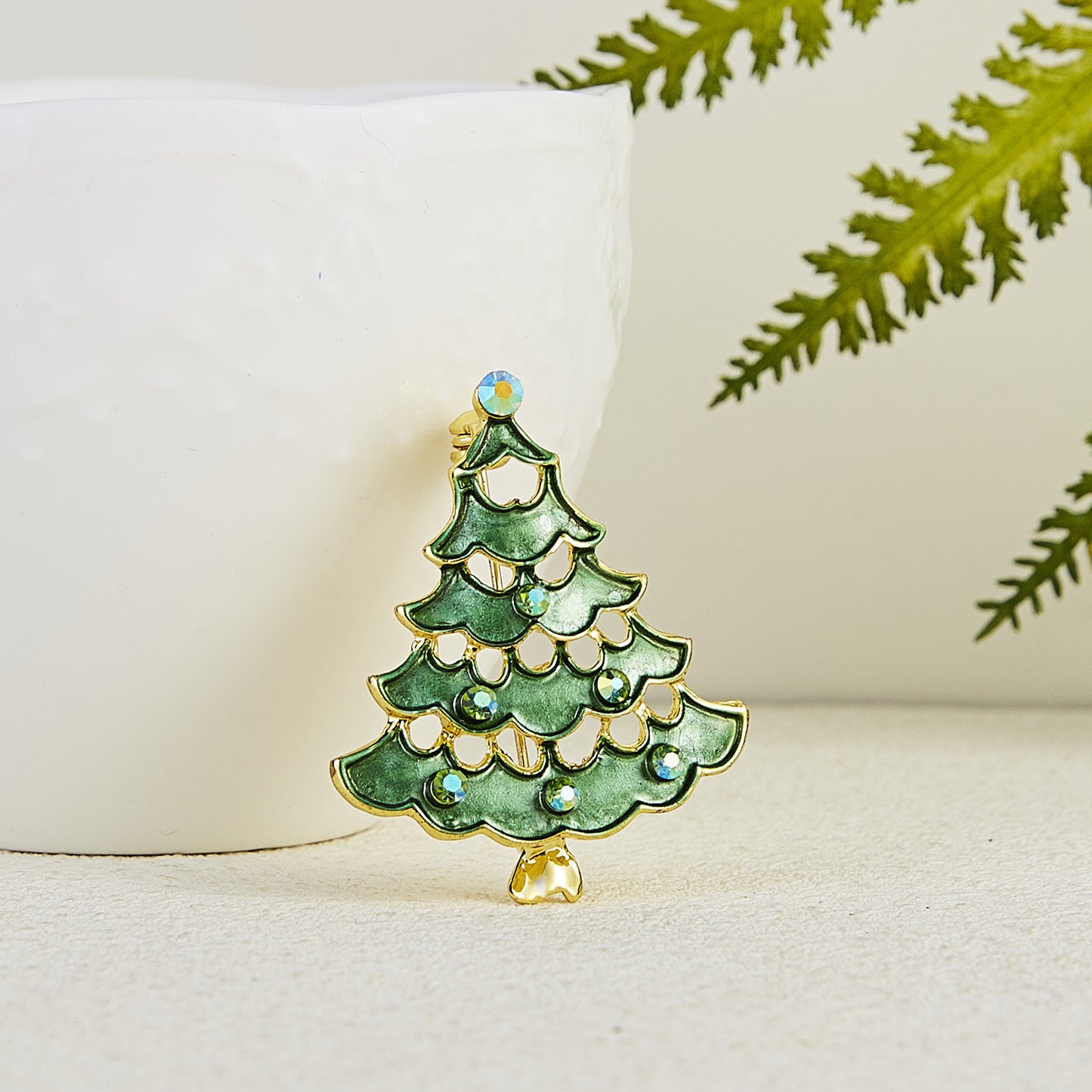 Fashionable Christmas Tree Brooch with Rhinestone Inlay in Alloy, Cartoon Character Design for Unisex Holiday and New Year Decoration