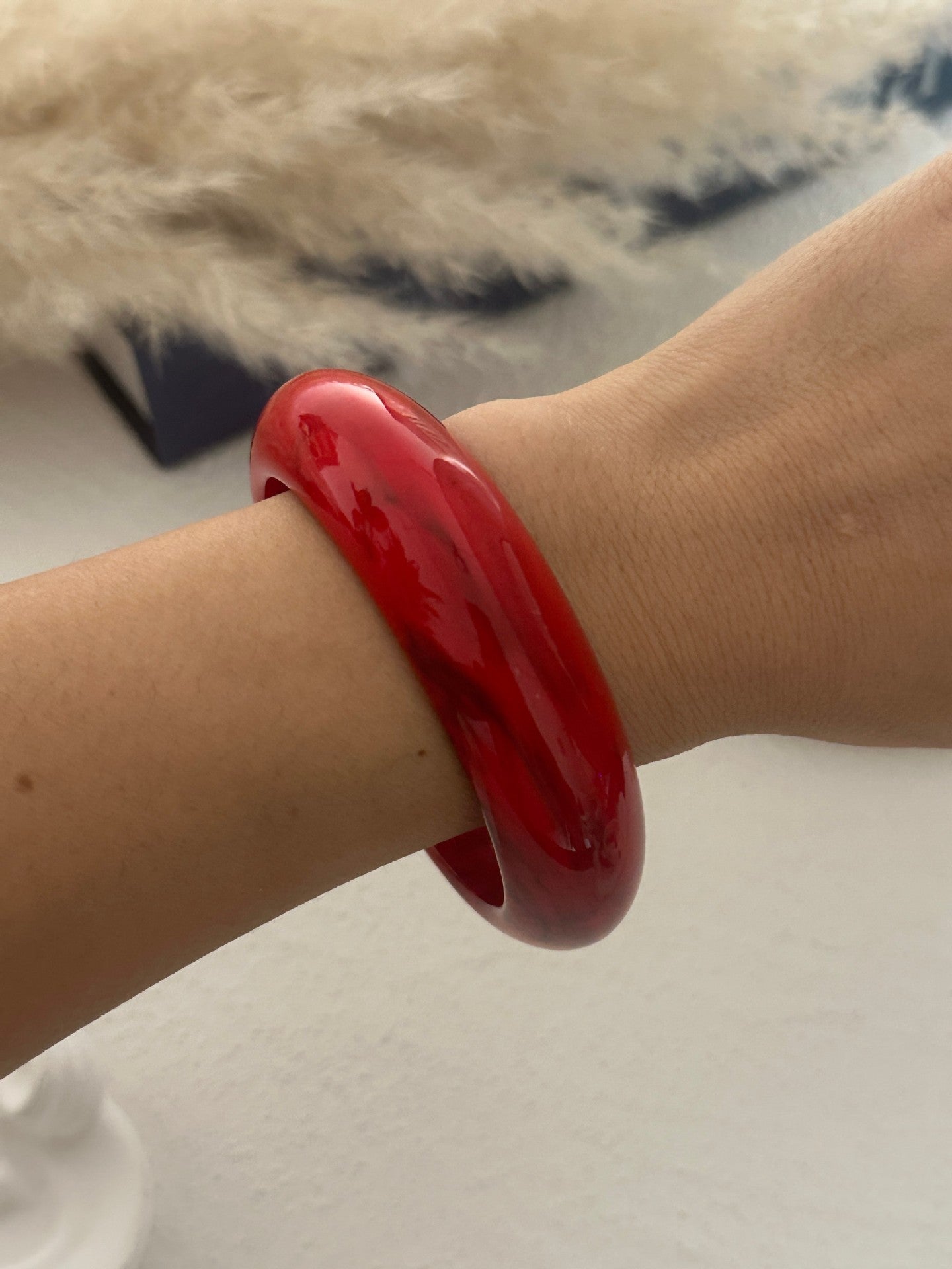 Bracciale da donna in resina placcata con intarsio geometrico di strass