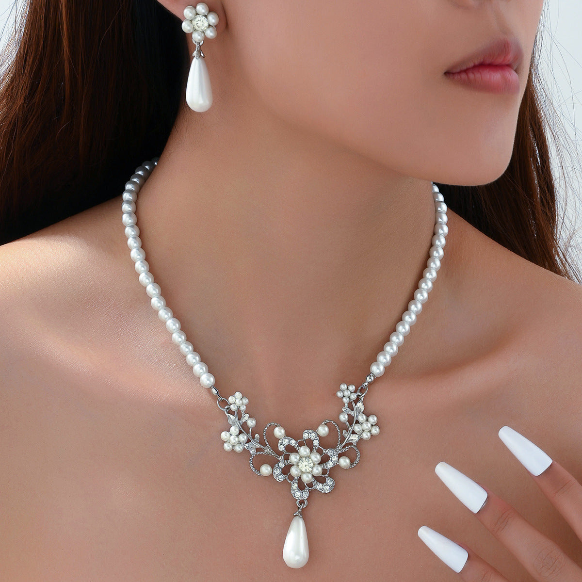 Set vintage di collana e orecchini di perle con design a fiore di prugna, catena in lega e intarsio di strass per donna