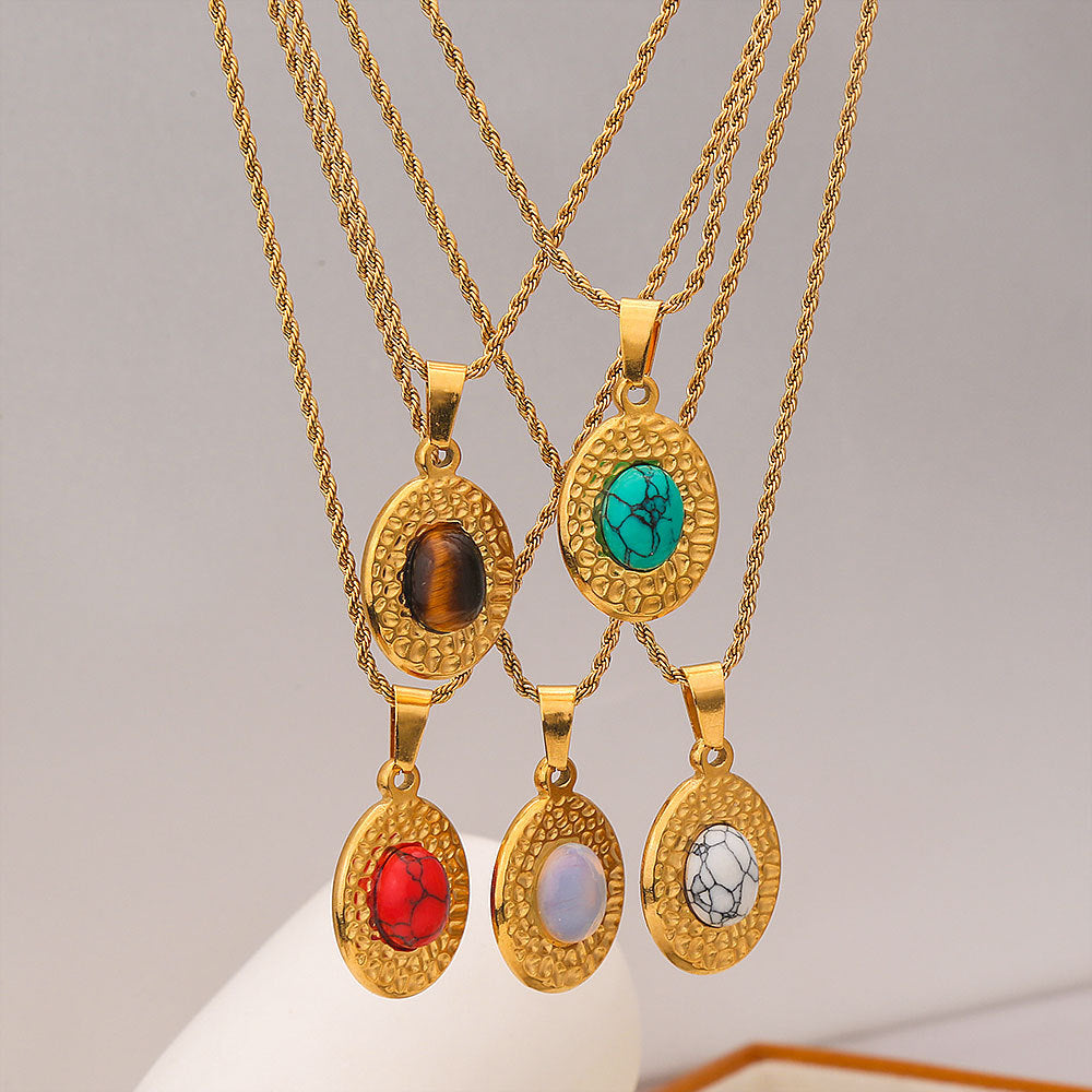 Collana da donna vintage in acciaio inossidabile stile francese con intarsio turchese e ciondolo rotondo in rilievo su catena ritorta