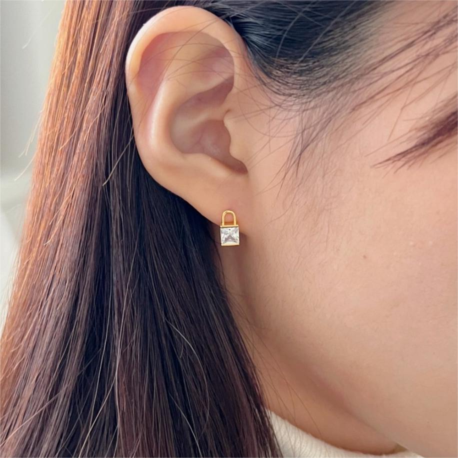 Orecchini a perno quadrati minimalisti con zirconi in argento sterling 925, finitura lucida e bordi smussati