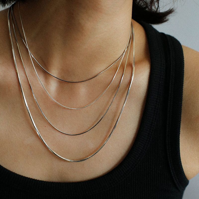 Collar Minimalista de Cadena de Serpiente de Acero Inoxidable en Capas para Hombres y Mujeres con Diseño en Forma de U y Acabado Bañado
