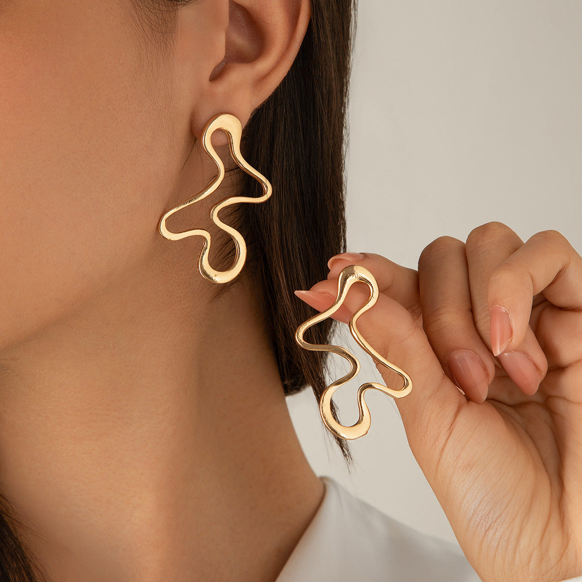 Pendientes de botón geométricos metálicos texturizados con forma de gota de agua irregular de aleación galvanizada para mujer