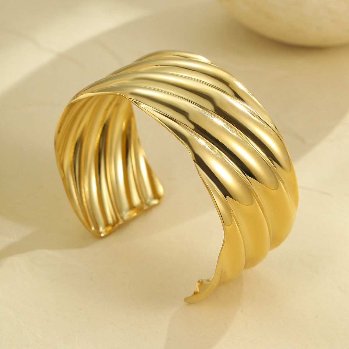 Bracciale da donna in acciaio inossidabile placcato oro 18 carati con design geometrico di ispirazione vintage e strass