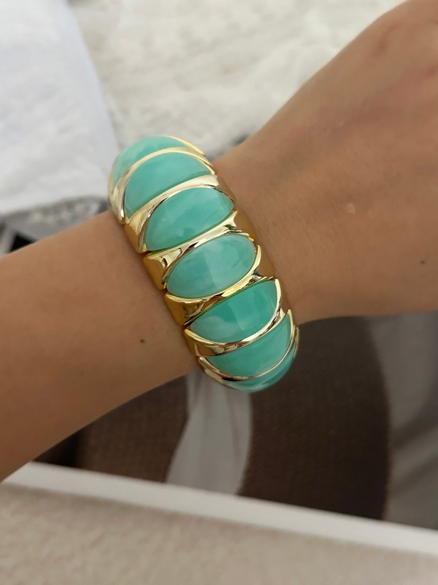 Bracciale elastico in acrilico con figure geometriche colorate