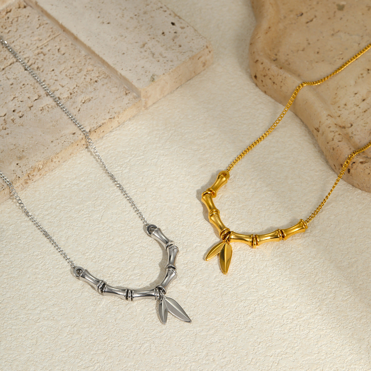 Collar con colgante de bambú y hoja de bambú minimalista de moda en acero de titanio con chapado en oro de 18 quilates para mujer