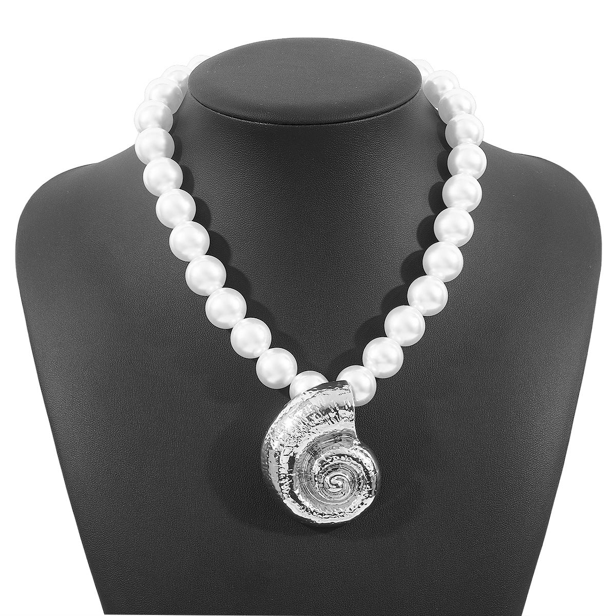 Collana con ciondolo audace a forma di conchiglia in lega, finitura galvanica e catena di perle simulate, da donna