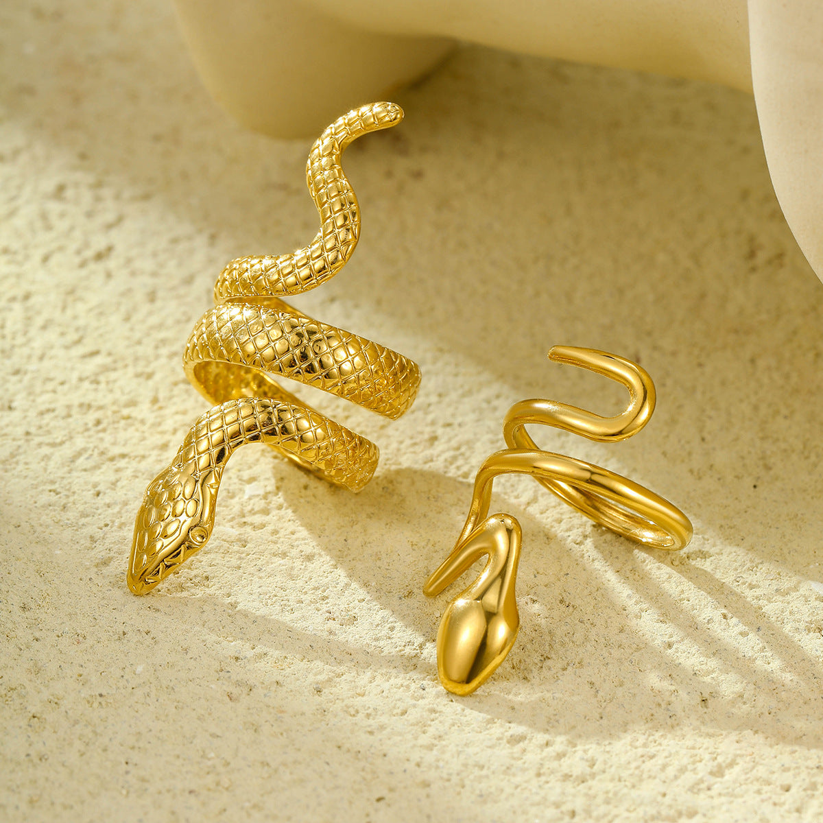 Anillo de acero inoxidable con forma de serpiente geométrica a la moda y acabado chapado para mujer