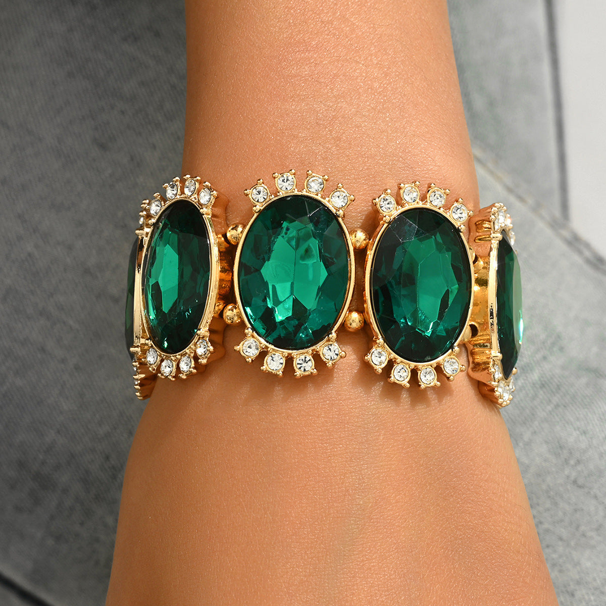 Bracciale a Polsino Geometrico di Tendenza da Donna Realizzato in Lega di Zinco con Strass Intarsiati a Smeraldo e Finitura Lucida