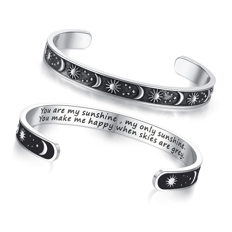 Pulsera Minimalista de Acero Inoxidable Grabada con Láser, con Diseño C, Motivo de Sol, Luna y Estrellas y Texto Inspirador en Inglés
