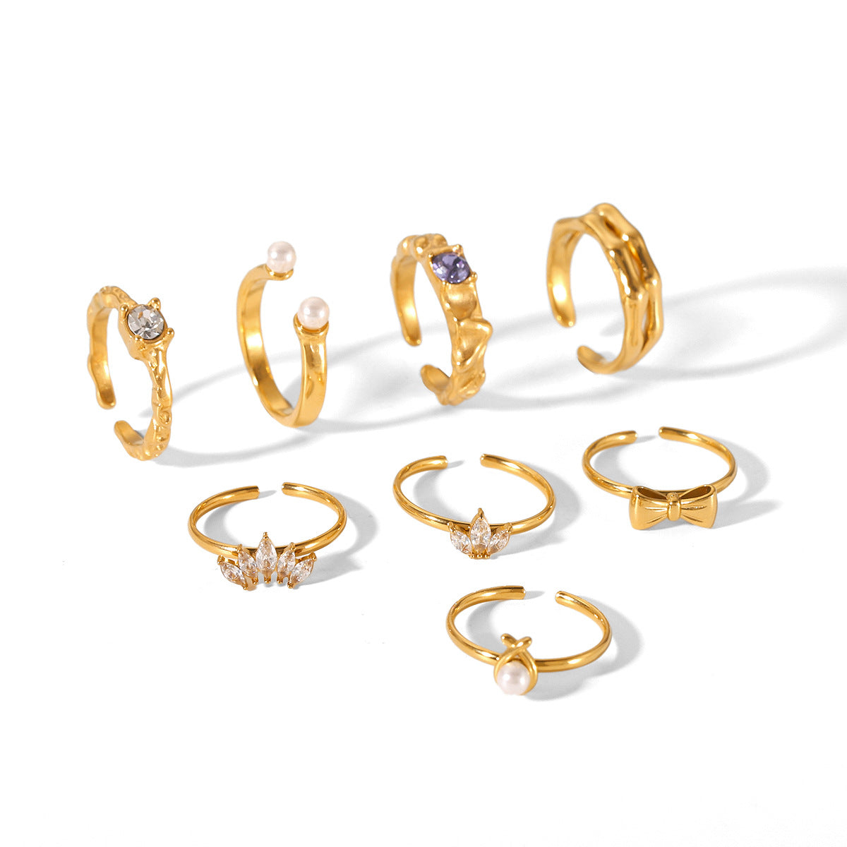 Anello da donna alla moda placcato oro 18 carati in acciaio inossidabile martellato a forma di fiocco con perla e zircone