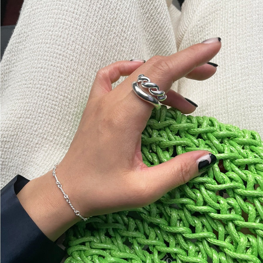 Anillo minimalista punk de plata trenzada para mujer con diseño de cuerda retorcida y construcción de plata de ley 925