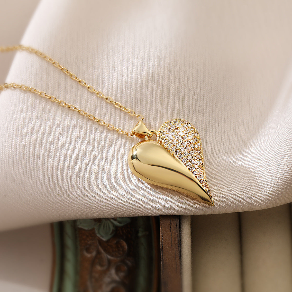 Minimalist Elegant 18K Gold Plated Brass Heart Cubic Zirconia Pendant Necklace for Women