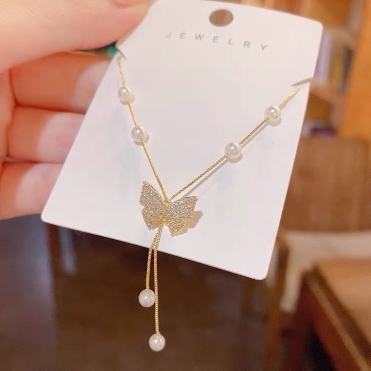Collana con Ciondolo a Farfalla Minimalista in Acciaio al Titanio con Intarsio di Perle e Finitura Placcata per Donne e Uomini