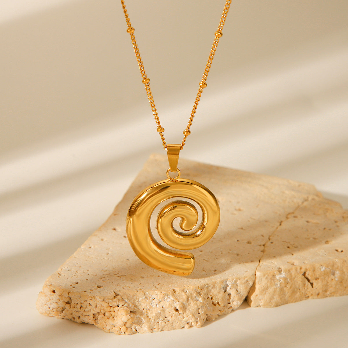 Collana con ciondolo a conchiglia in acciaio inossidabile placcato oro 18 carati minimalista con catena a perle rotonde geometriche da donna