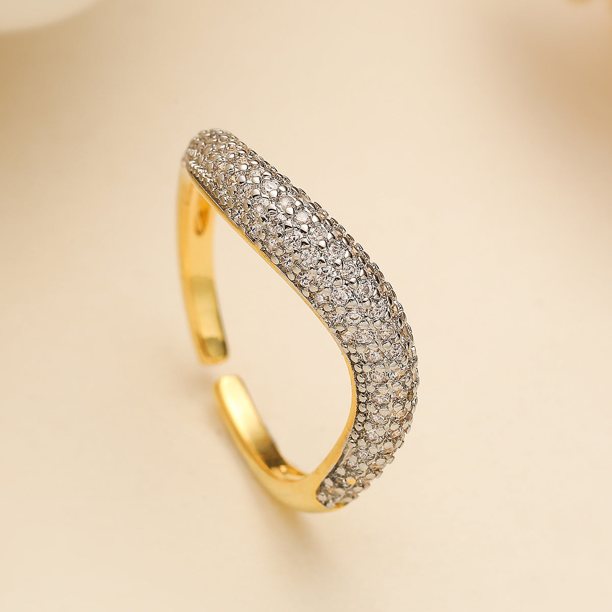 Anillo de cobre geométrico minimalista con chapado de oro de 18 quilates y circonitas micropavé para mujer