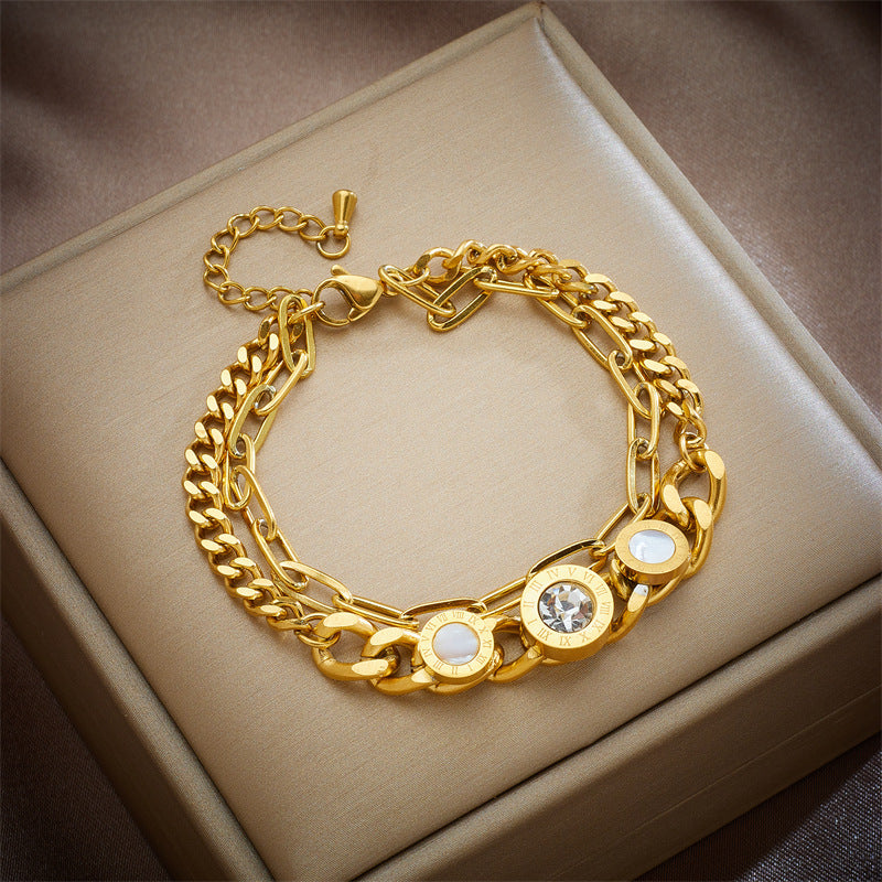 Bracciale con ciondolo a farfalla d'ispirazione vintage in acciaio al titanio con intarsi in strass e dettagli traforati