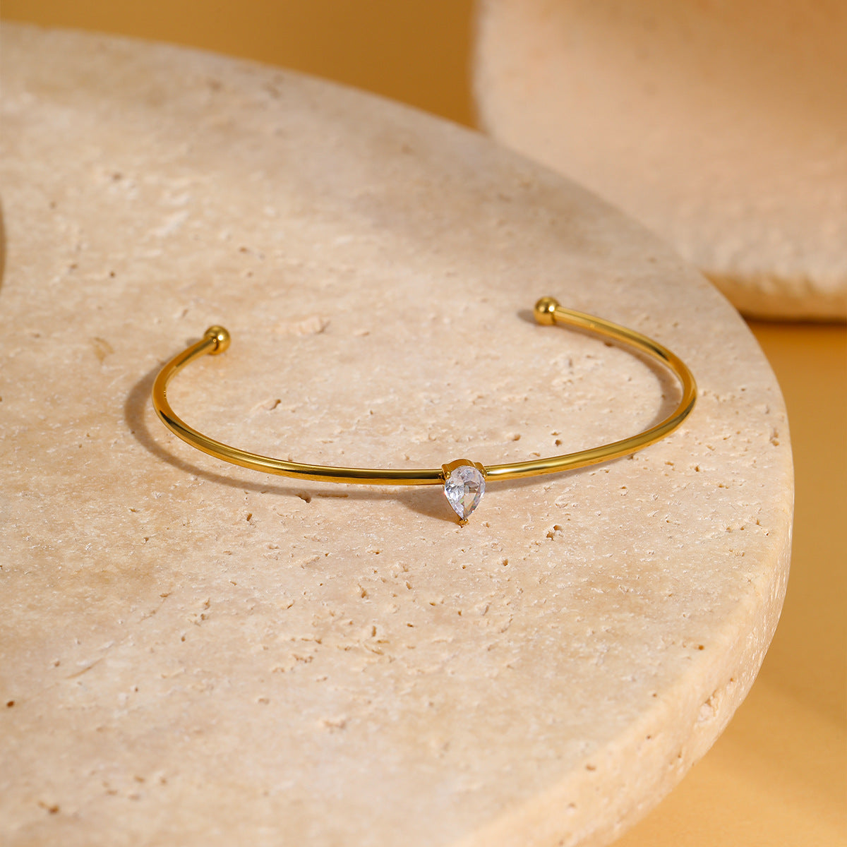 Bracciale minimalista geometrico in acciaio inossidabile con placcatura in oro e intarsio di zirconi colorati come pietra portafortuna