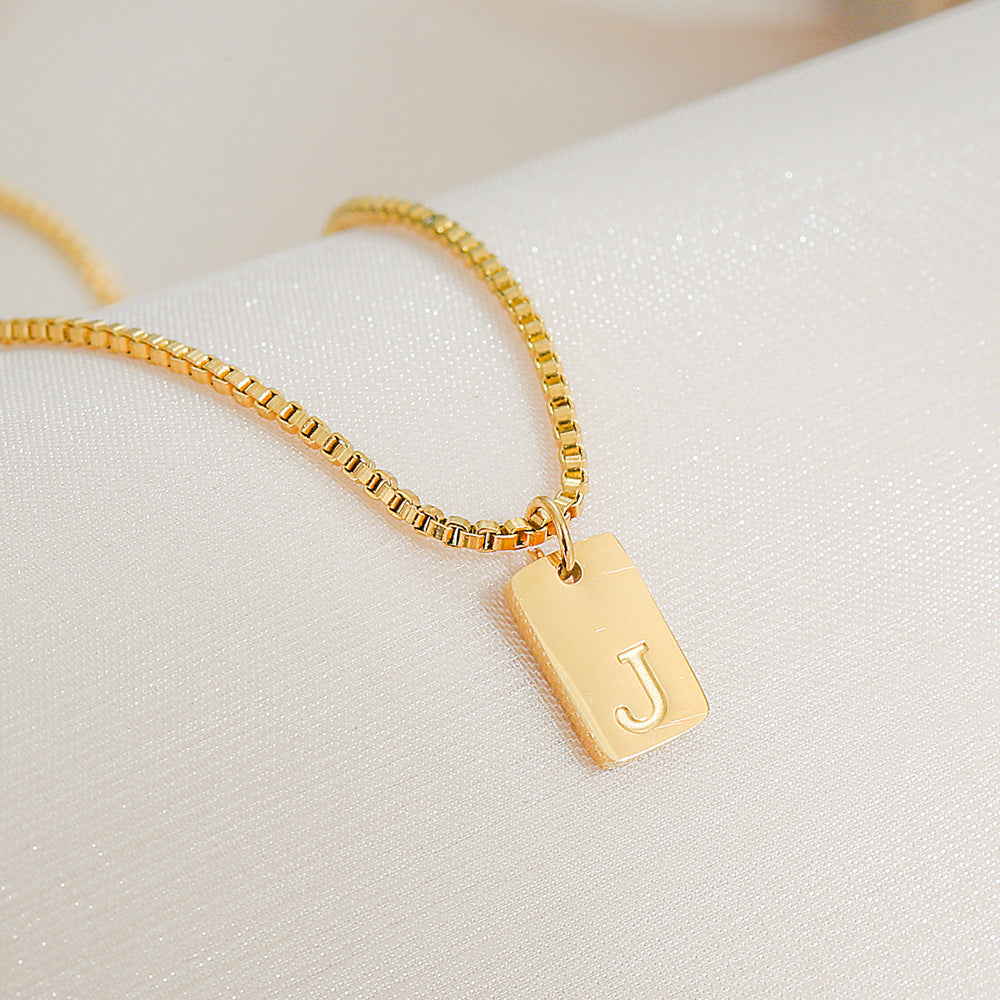 Collar con colgante de letra geométrica minimalista de acero inoxidable con baño de oro de 18 quilates para mujer