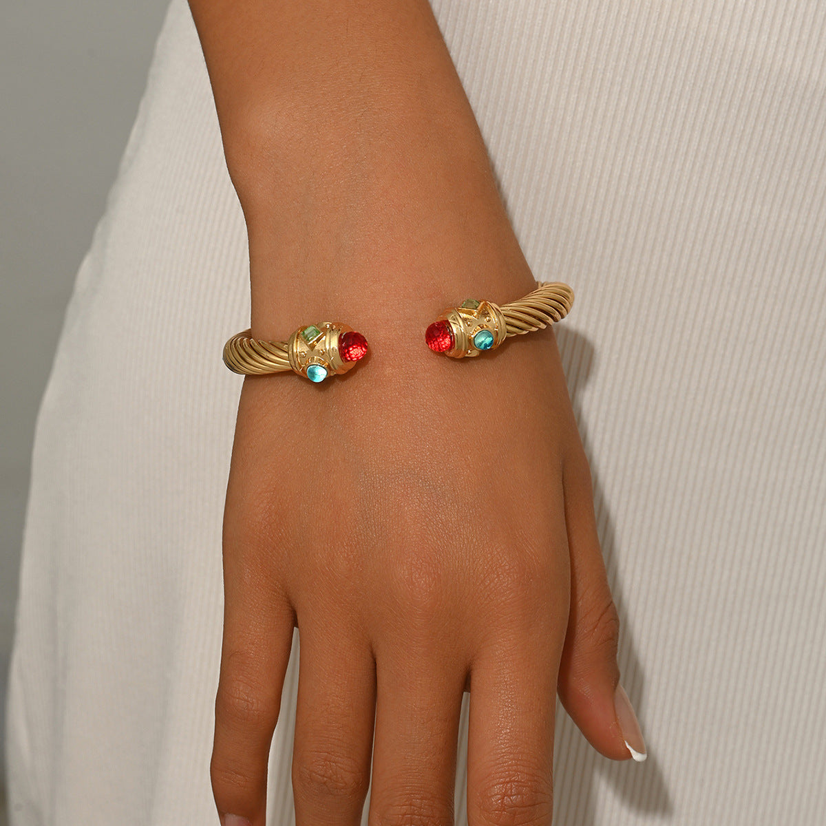 Pulsera geométrica de cobre a la moda para mujer con incrustaciones de diamantes de imitación, diseño de apertura ajustable para ir al trabajo