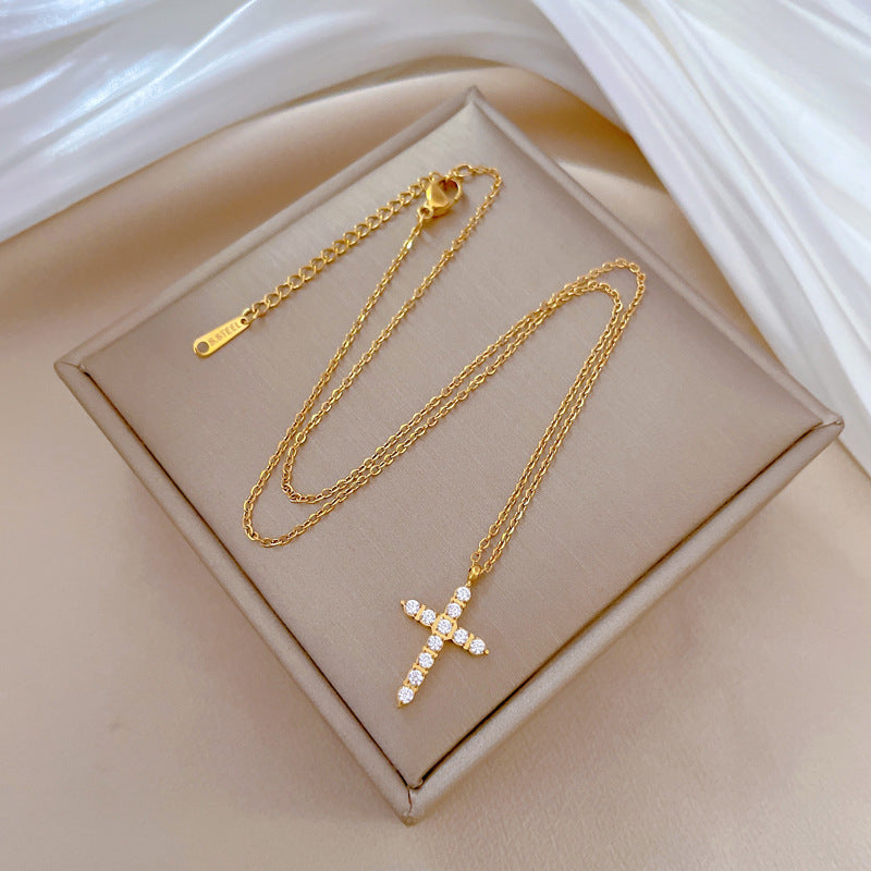 Collana Minimalista Unisex con Croce Geometrica in Acciaio Titanio Placcato e Strass