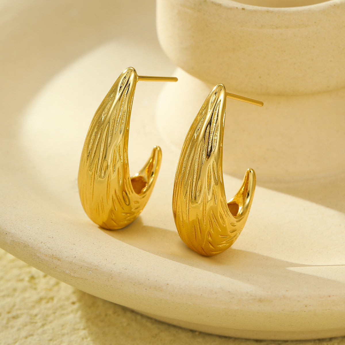 Pendientes de tachuela con textura en forma de C de acero inoxidable vintage con acabado chapado para mujer
