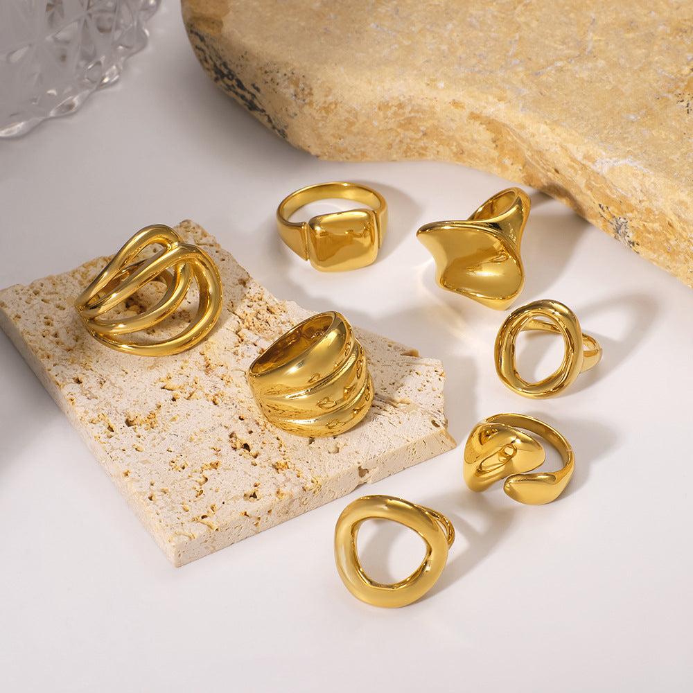 Anello Geometrico Intagliato in Acciaio al Titanio con Linee Accentate Placcate Oro 18K per Unisex