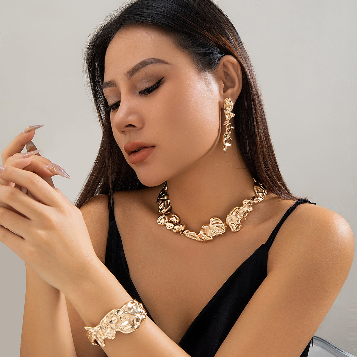 Irregular Geometric Lava Metal Choker Necklace for Women with Liquid-Wrinkle Texture and Handmade Chain
