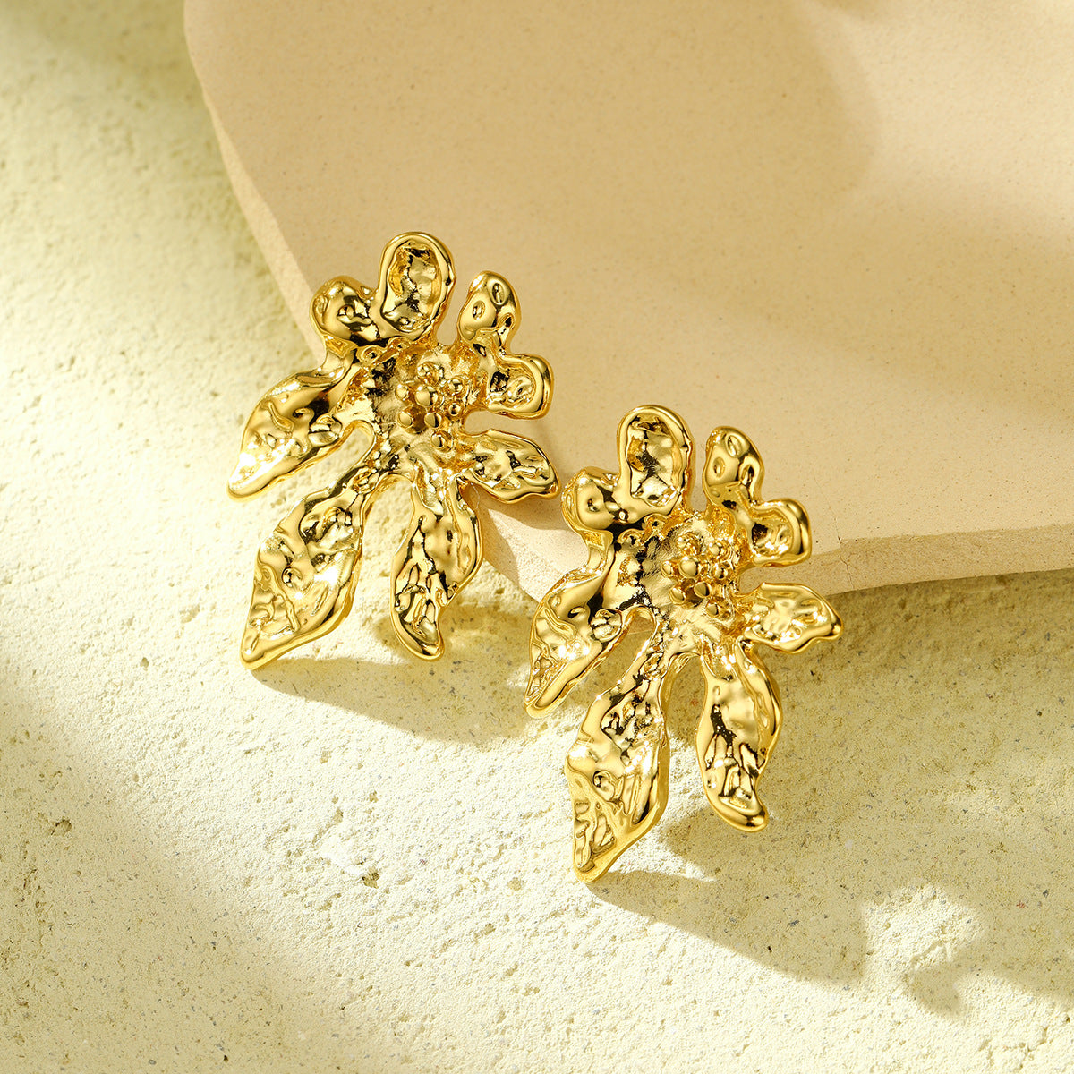 Pendientes de acero inoxidable florales de moda para mujer con acabado chapado y forma de flor irregular