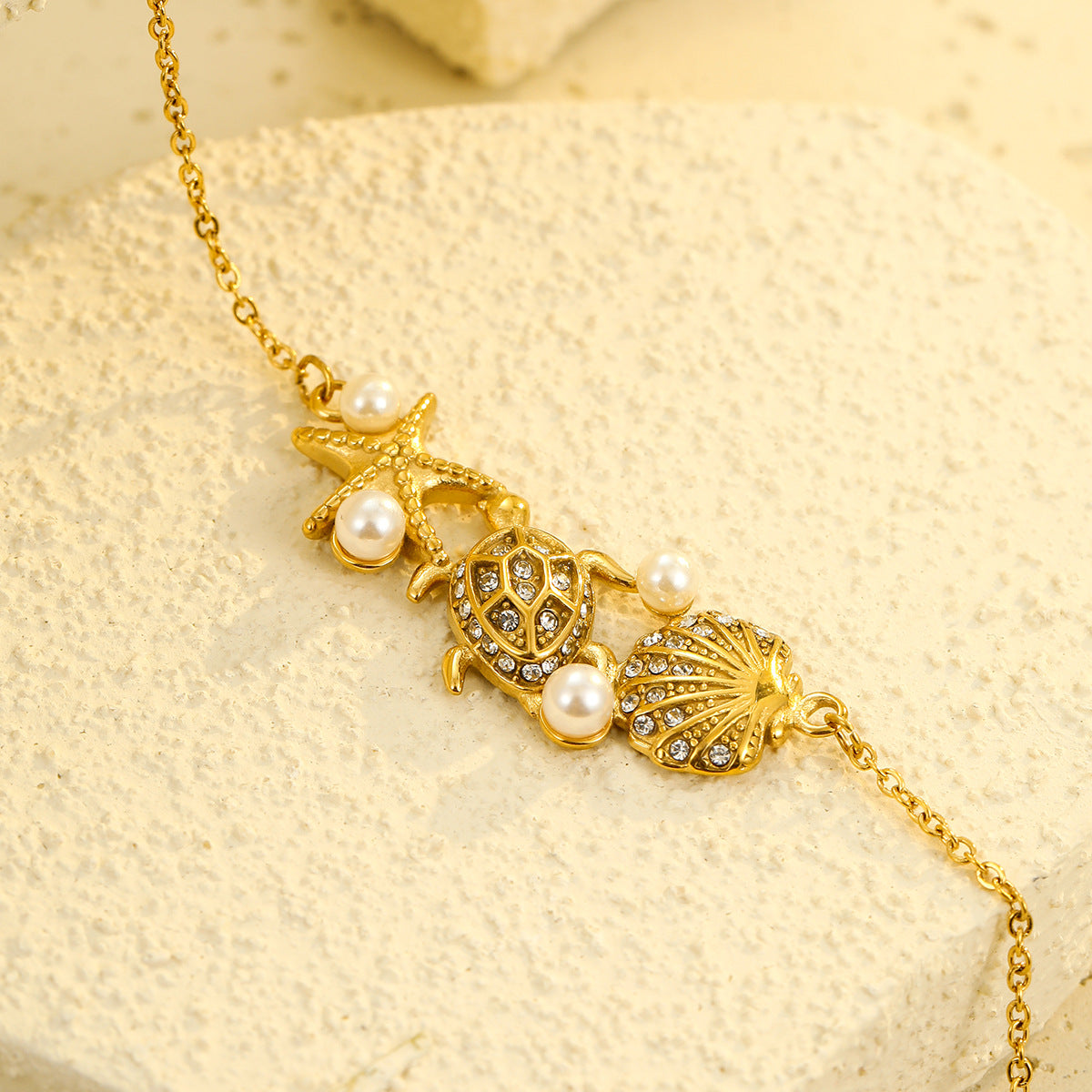 Collana con pendente a tema oceano a forma di stella marina e tartaruga da donna in acciaio inossidabile con intarsi in strass e conchiglia, finitura placcata, catena a clavicola delicata