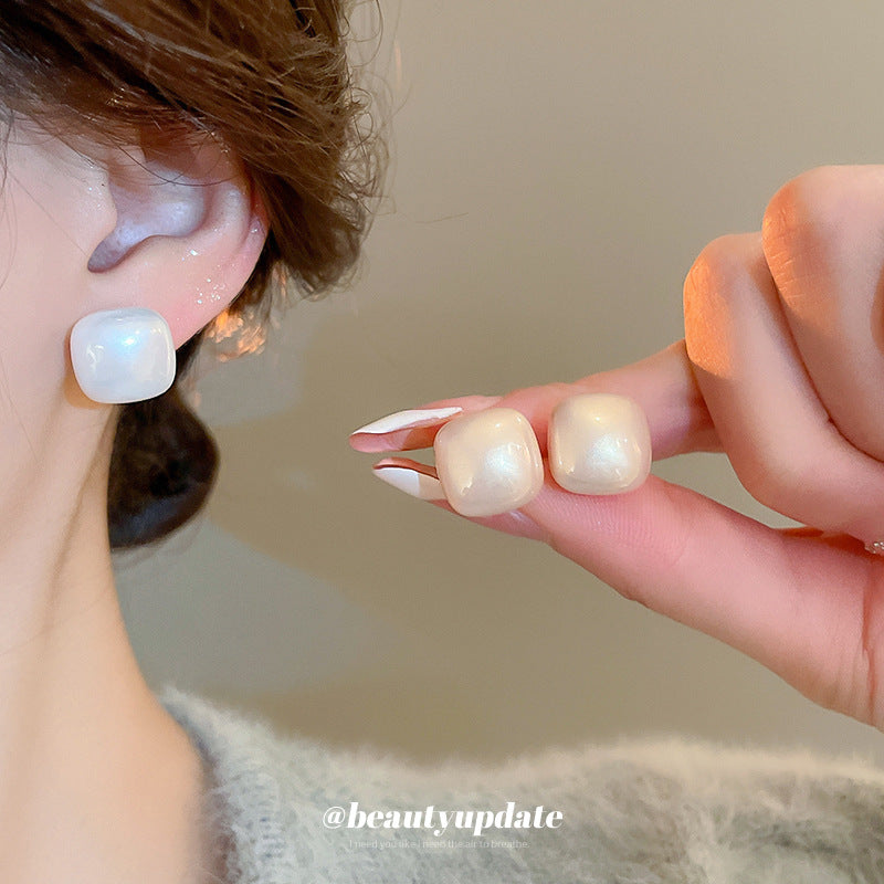 Orecchini a perno con perle quadrate geometriche e perni in argento placcato oro da donna