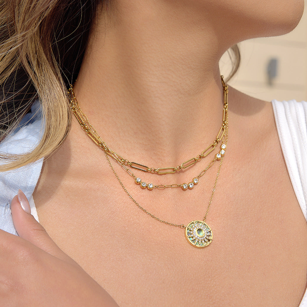 Collana pendente con sole geometrico minimalista con strass e intarsio in madreperla, catena in acciaio inossidabile placcato oro PVD da donna