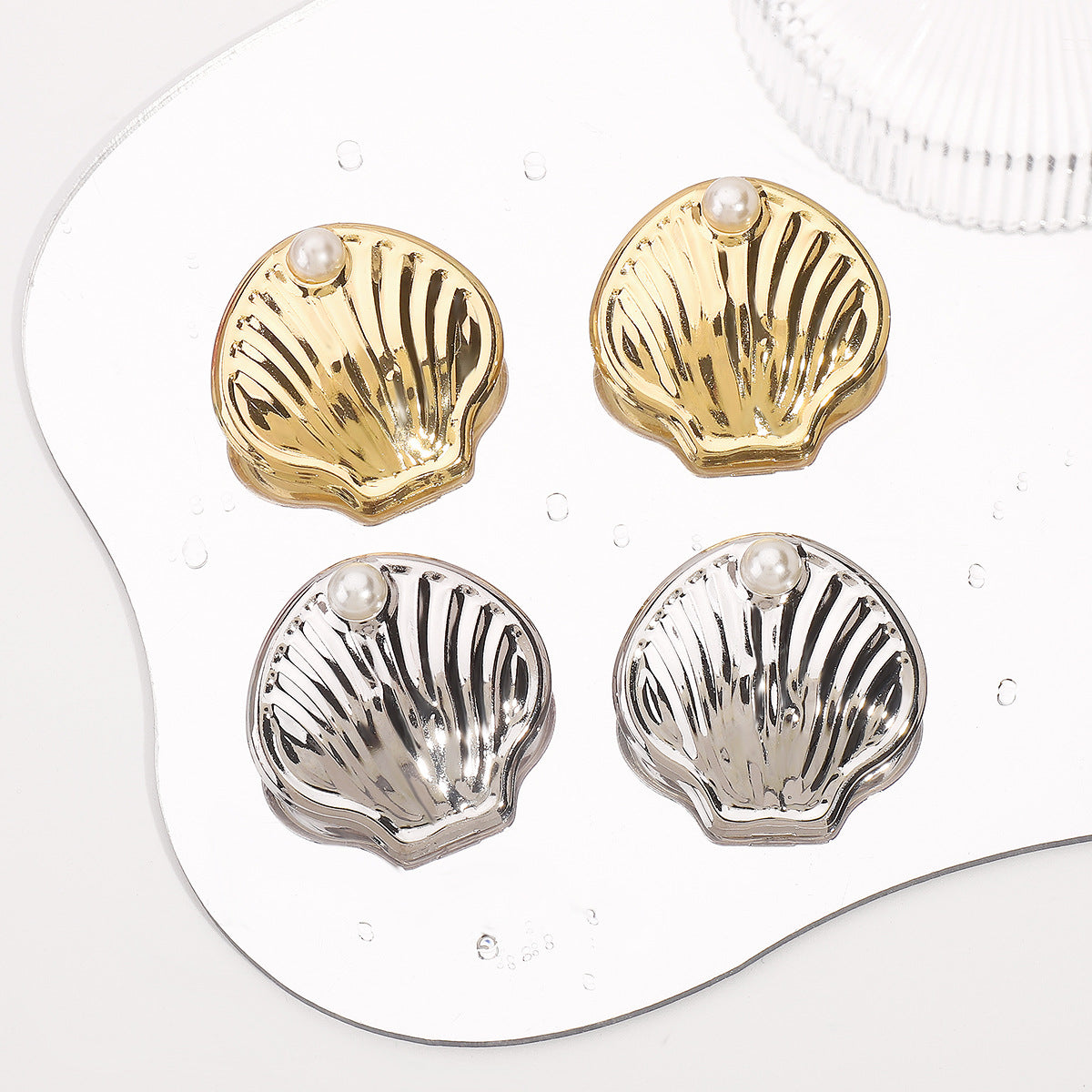 Pendientes de textura geométrica estilo vintage francés con detalles de concha y perlas en hierro galvanizado para mujer