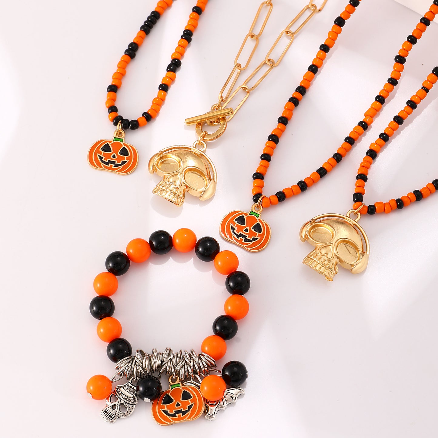 Collar con colgante de calavera gótica de Halloween con cadena de cuentas para mujer, diseño de esqueleto de estilo oscuro en aleación con detalles de cuentas