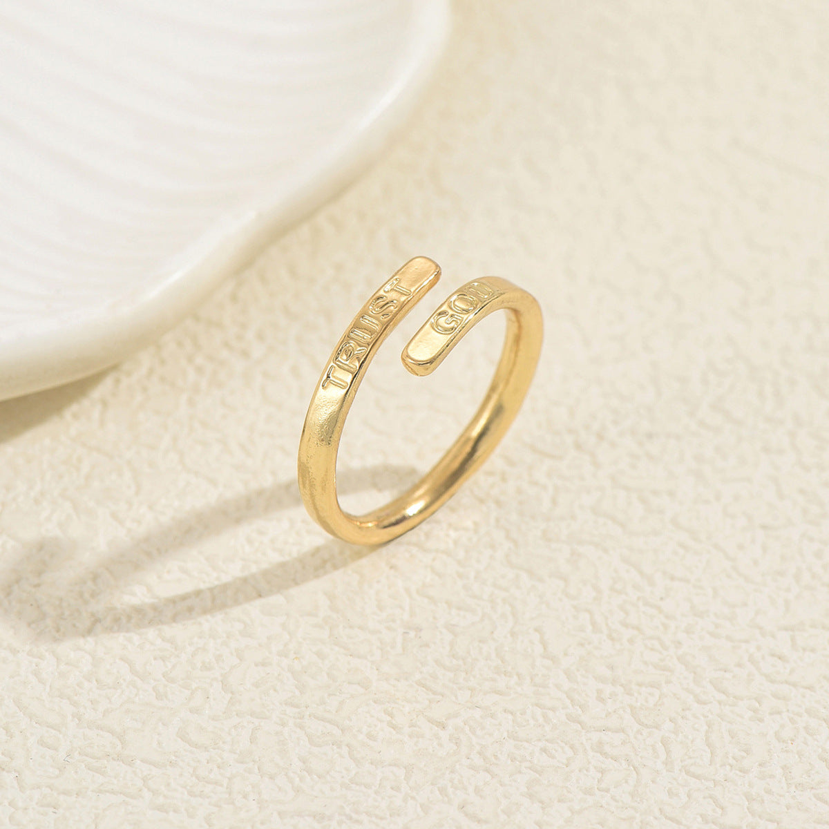 Anello regolabile geometrico minimalista con iniziale in lega di zinco e finitura placcata per donne e uomini