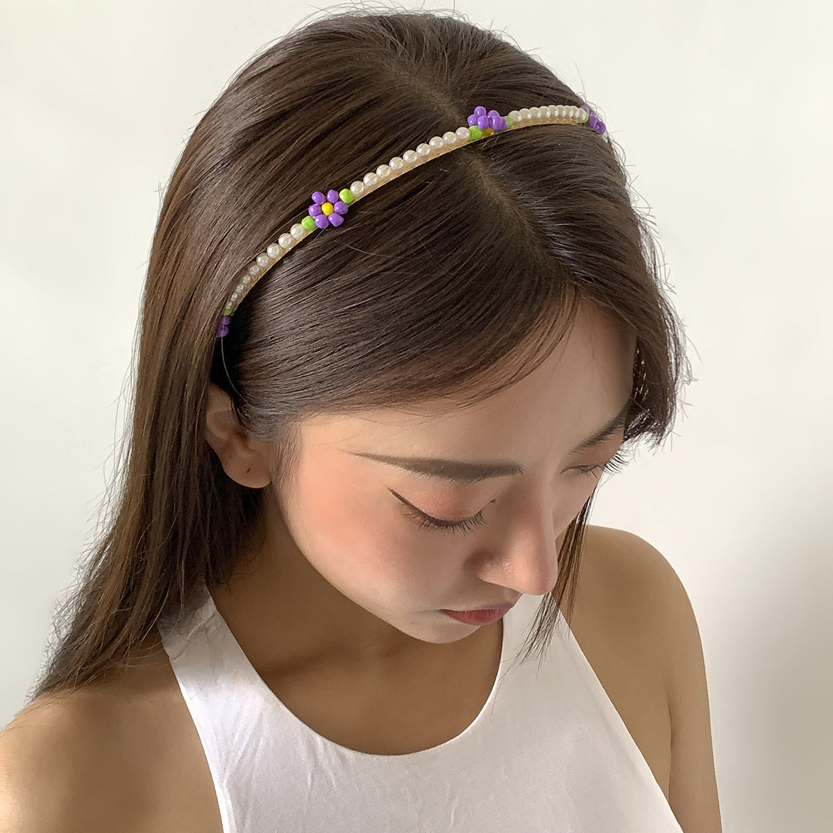 Diadema rústica de margaritas con perlas de imitación y diseño envolvente de cuentas para mujer