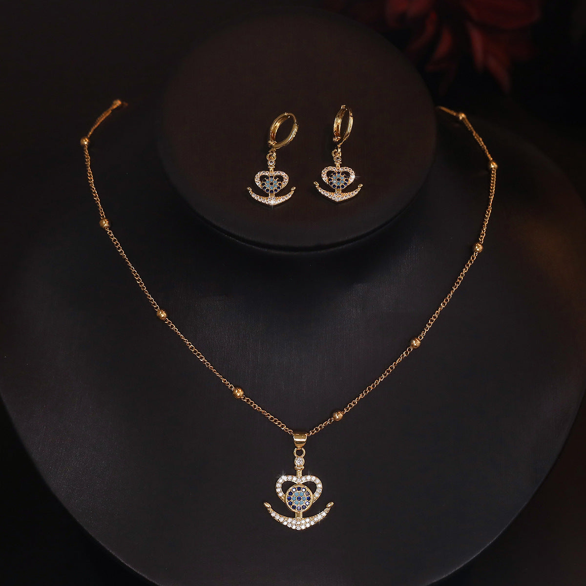 Collana con ciondolo e orecchini a forma di occhio di Hamsa geometrico minimalista in ottone con placcatura in oro e intarsi in zirconi