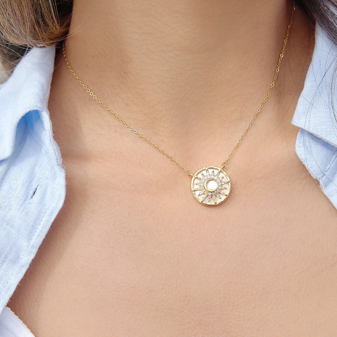 Collana pendente con sole geometrico minimalista con strass e intarsio in madreperla, catena in acciaio inossidabile placcato oro PVD da donna